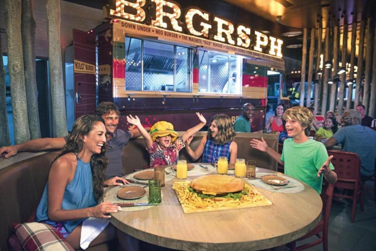 Nickelodeon Hotels & Resorts Punta Cana Exterior photo Burger King restaurant